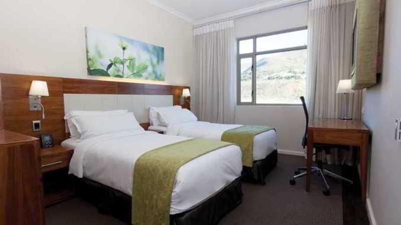 Отель Doubletree By Hilton Cape Town Upper Eastside Экстерьер фото