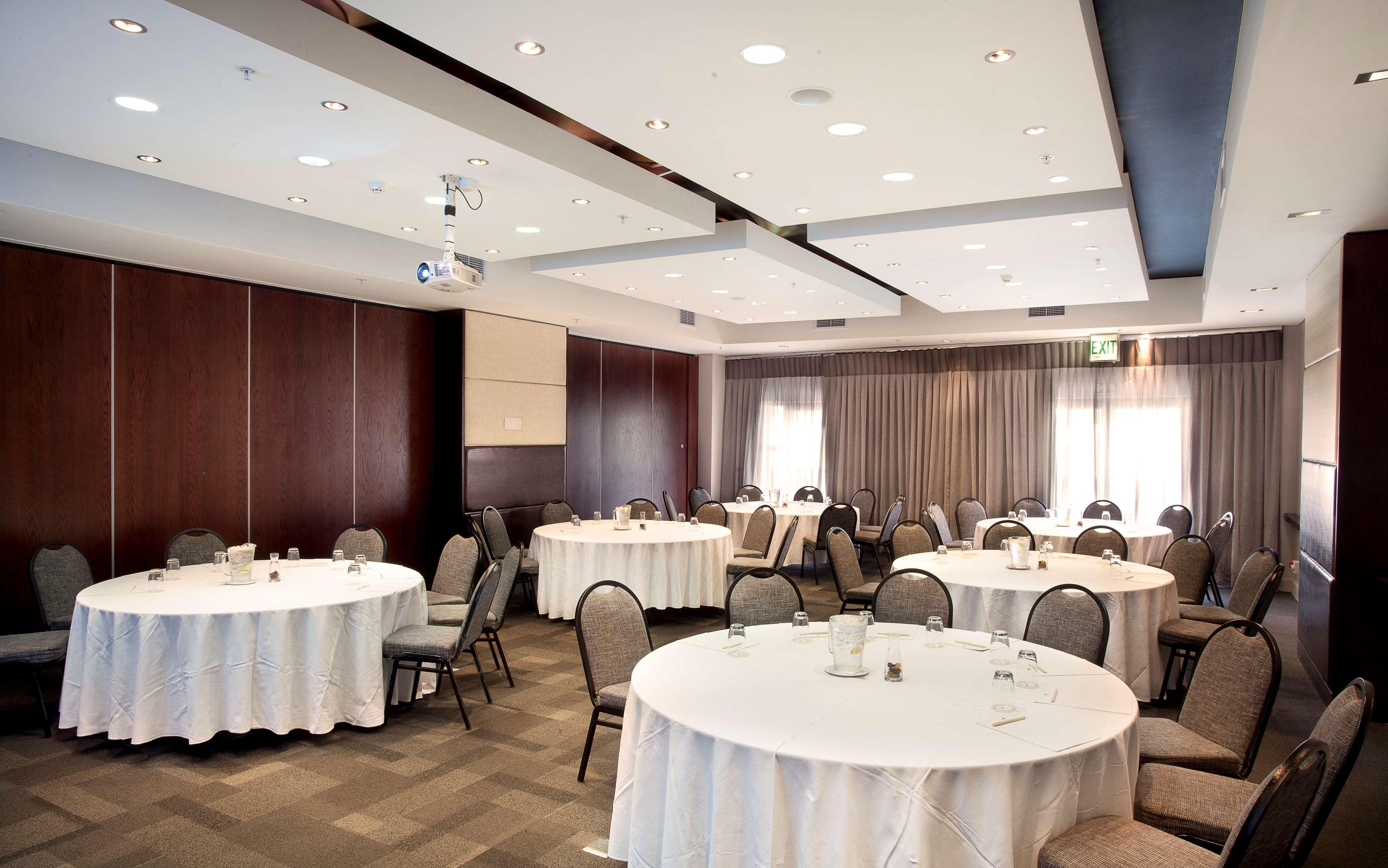 Отель Doubletree By Hilton Cape Town Upper Eastside Экстерьер фото