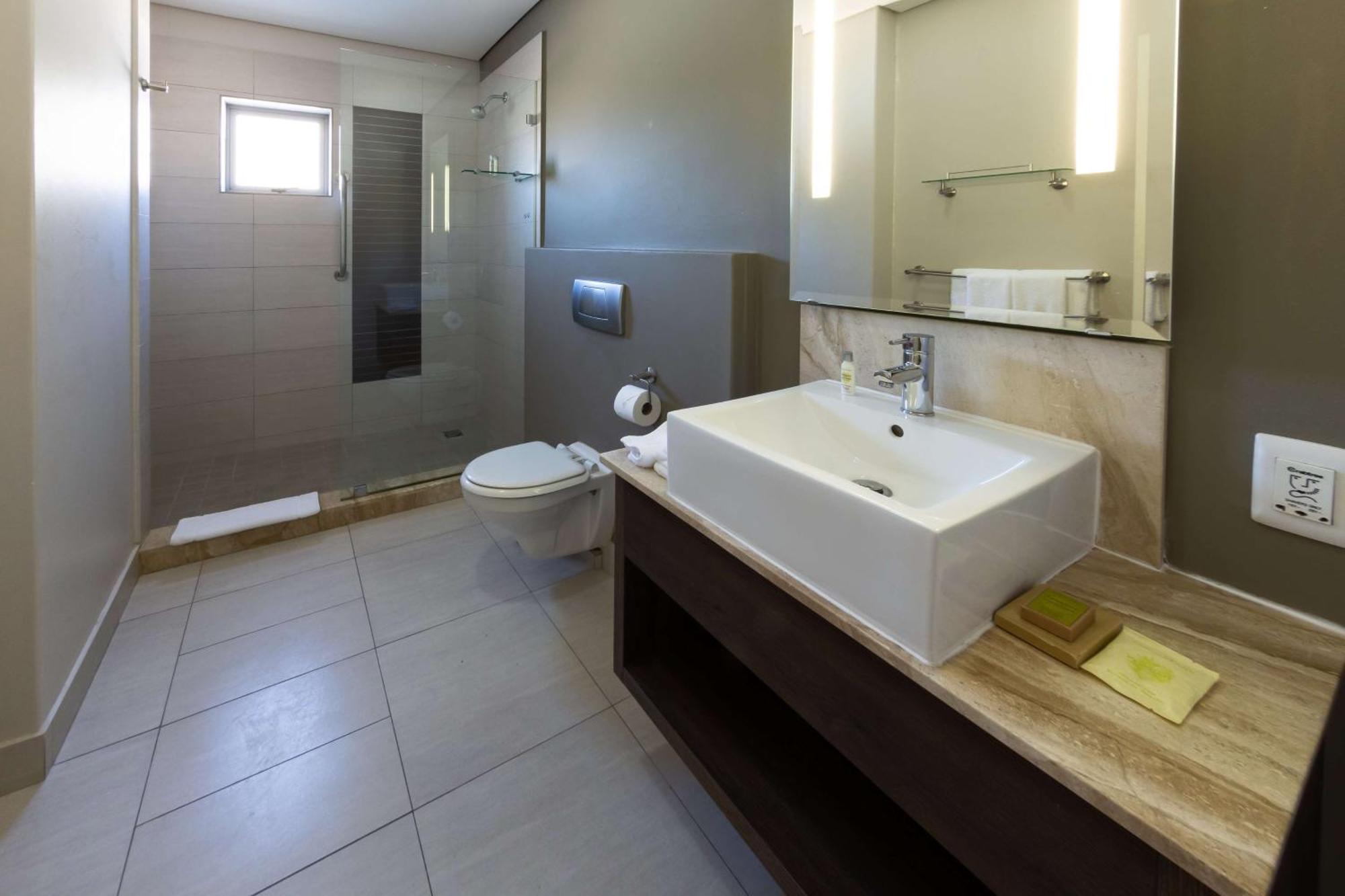 Отель Doubletree By Hilton Cape Town Upper Eastside Экстерьер фото