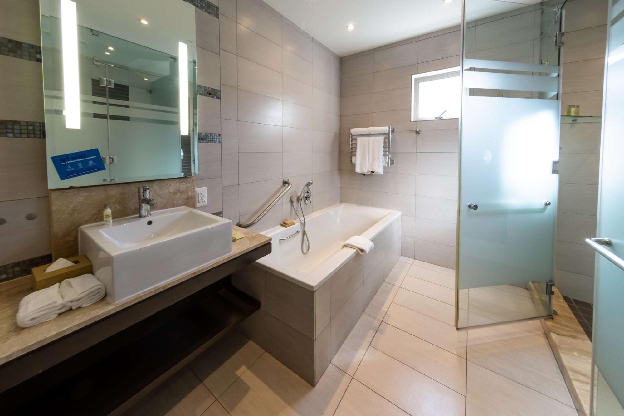 Отель Doubletree By Hilton Cape Town Upper Eastside Экстерьер фото