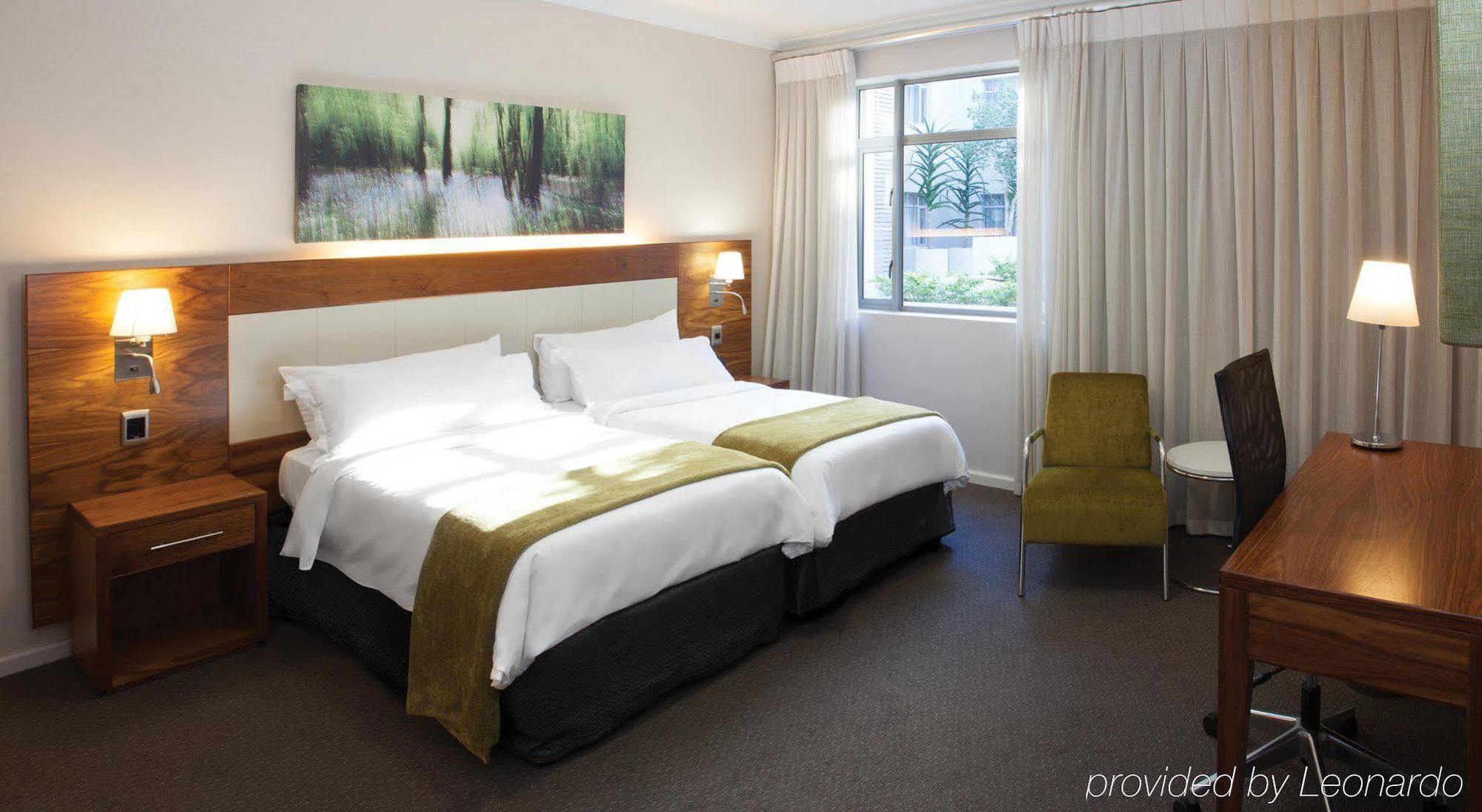 Отель Doubletree By Hilton Cape Town Upper Eastside Экстерьер фото
