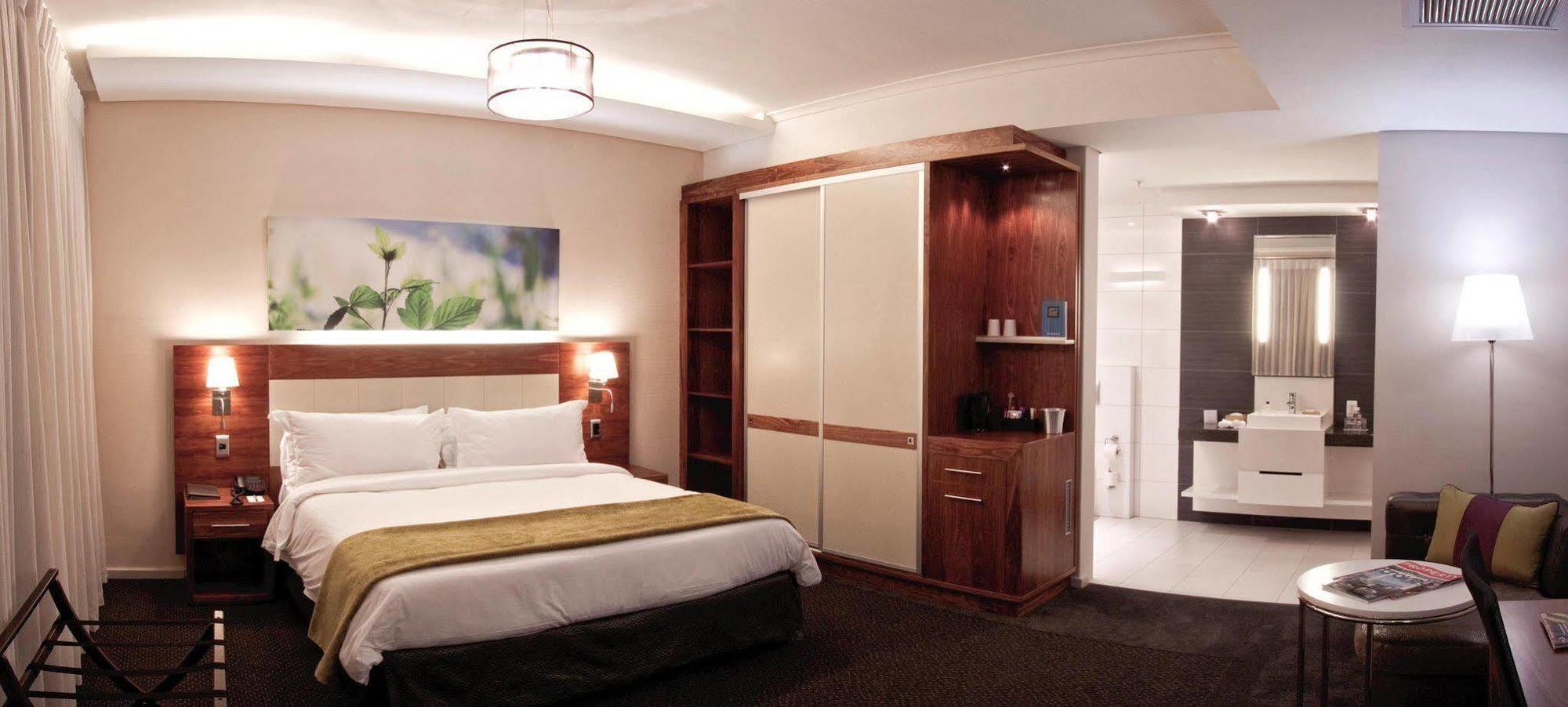 Отель Doubletree By Hilton Cape Town Upper Eastside Номер фото